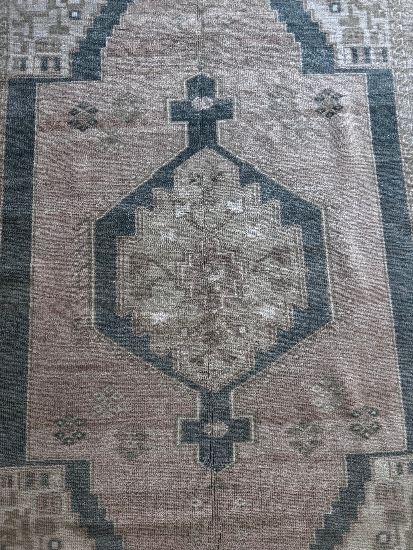 Ellie (4’8” x 7’5”)