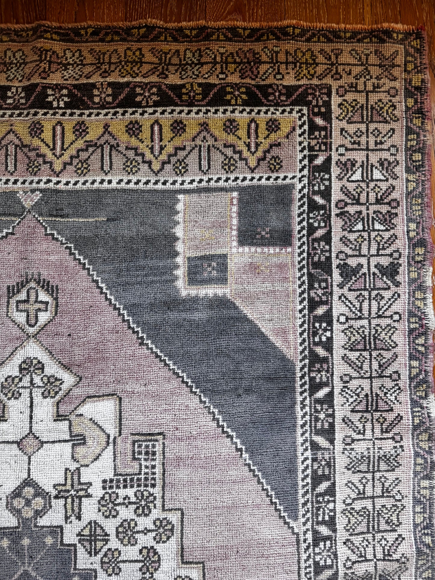 Mariah (4’9” x 7’7”)