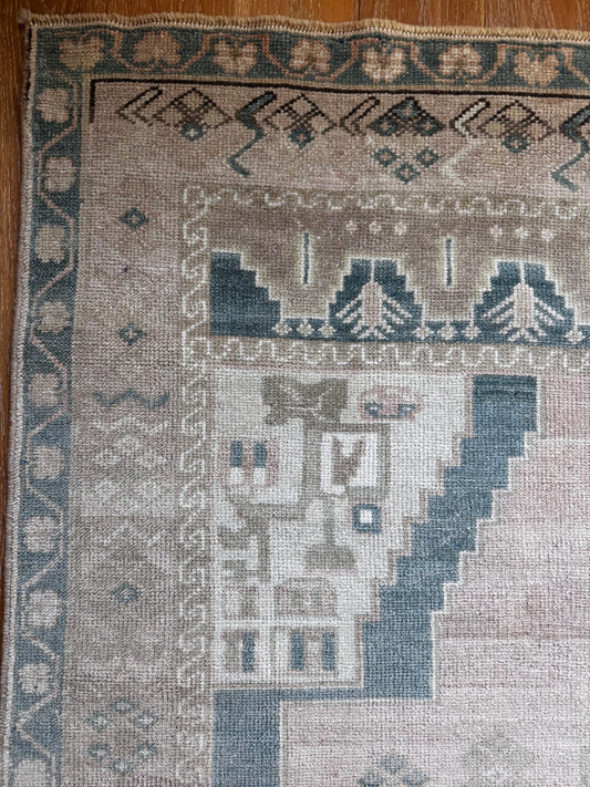 Ellie (4’8” x 7’5”)