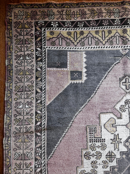 Mariah (4’9” x 7’7”)